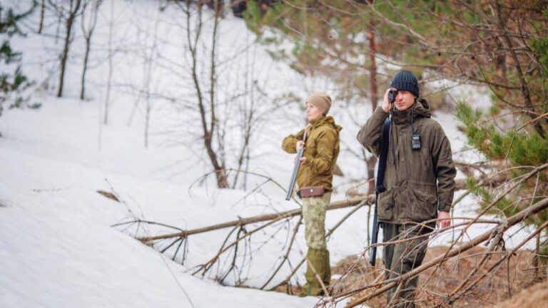 Hunter says a voice in the national forest kept yelling “Help” from the dark — and every time they moved toward it, the sound came from somewhere else