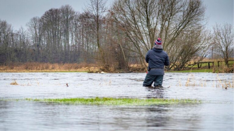 Fisherman Got Trapped in Mud With Water Rising Around His Waders