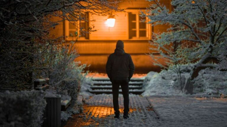 Homeowner says the doorbell rang at 8 p.m. — and minutes later he was holding a gun on a stranger in his driveway who claimed his truck had broken down