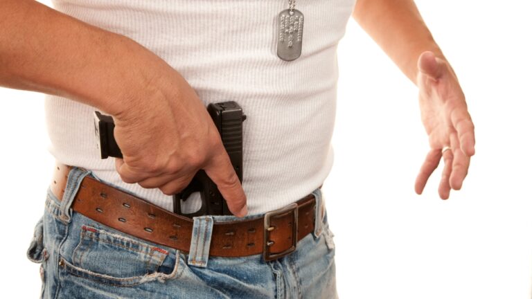 Carrier says a restaurant worker shouted “He’s got a gun!” — and suddenly half the truck stop had hands near their waistbands